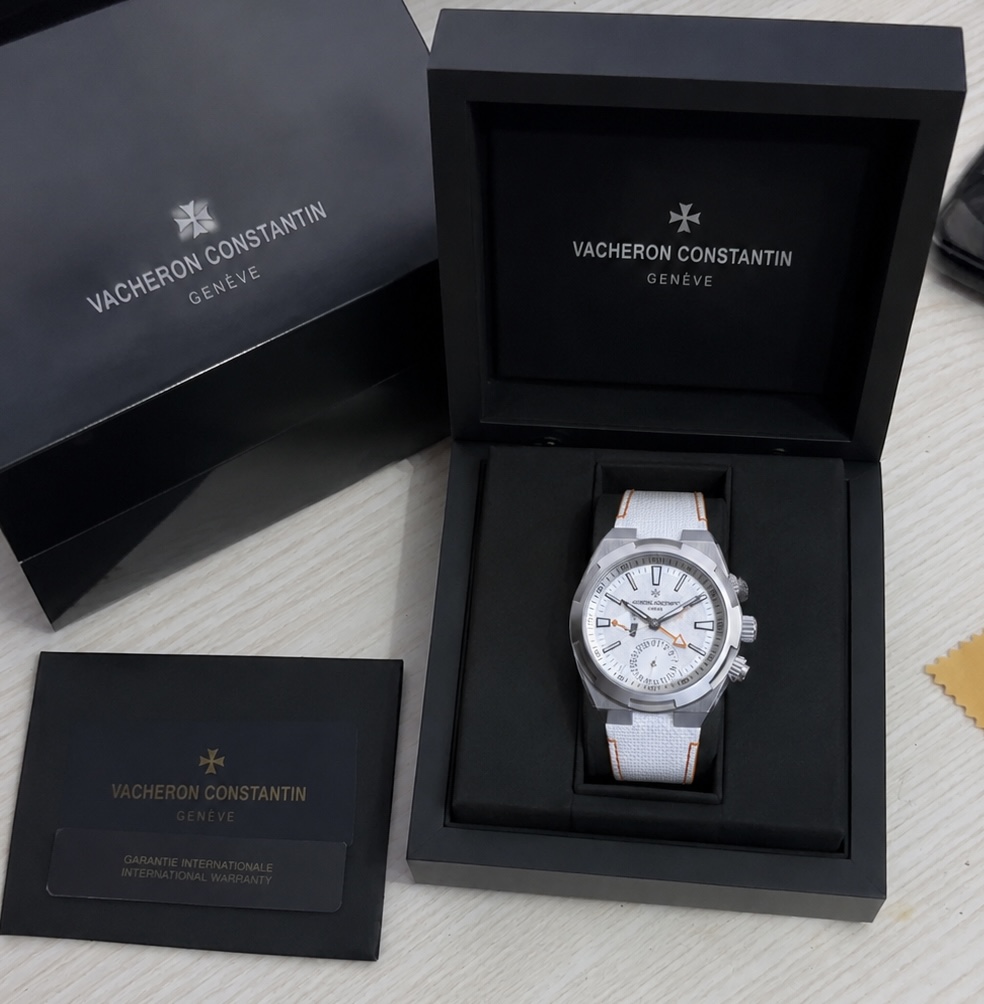 Vacheron Constantin Overseas Dual Time Blanc & Orange - Master Quality — Caoutchouc texturé blanc avec surpiqûres orange